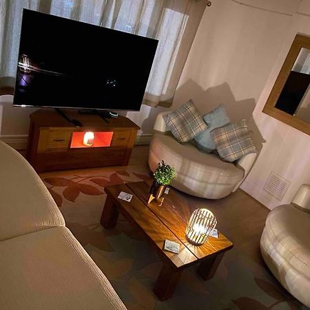 Spacious 2 Bed Apartment, Close To Village Shops 카디프 외부 사진