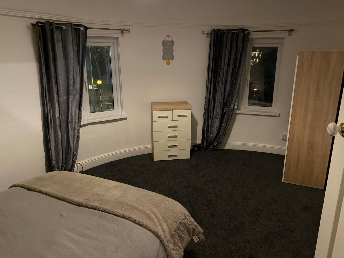 Spacious 2 Bed Apartment, Close To Village Shops 카디프 외부 사진