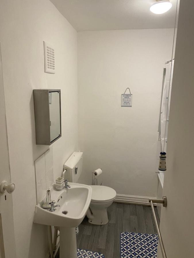 Spacious 2 Bed Apartment, Close To Village Shops 카디프 외부 사진