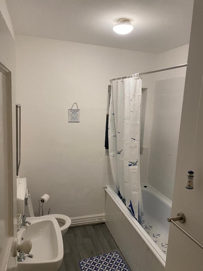 Spacious 2 Bed Apartment, Close To Village Shops 카디프 외부 사진