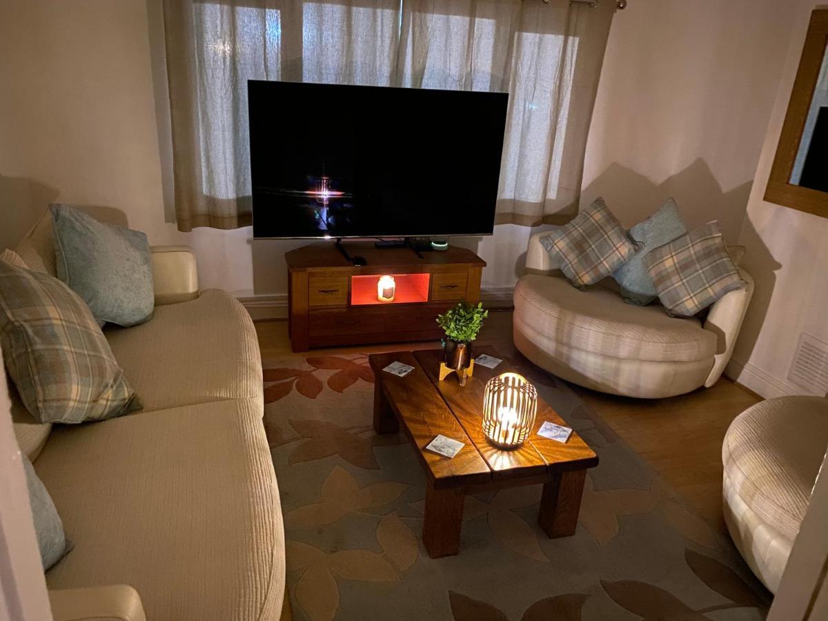 Spacious 2 Bed Apartment, Close To Village Shops 카디프 외부 사진